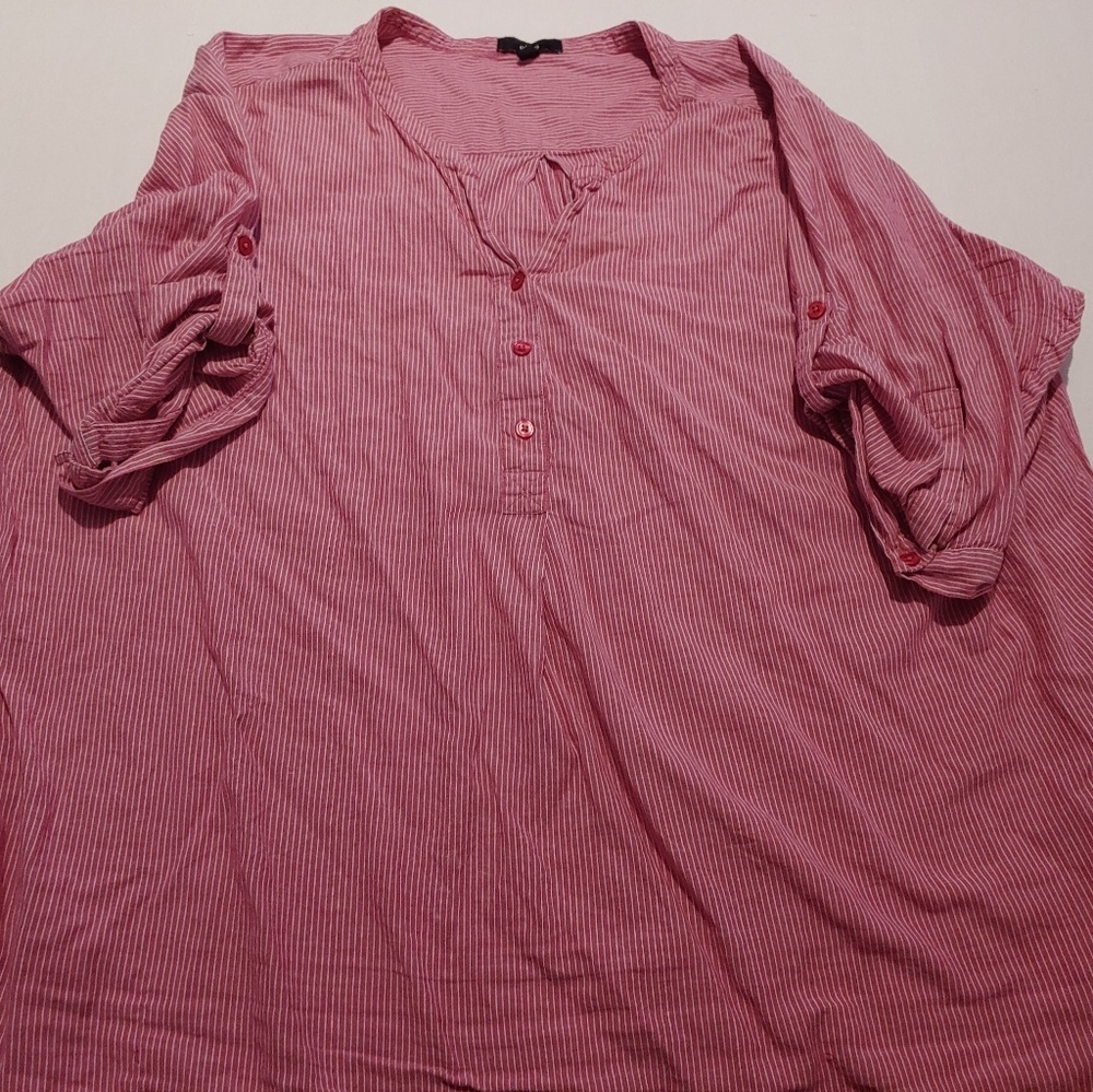 Great cotton tunic with thin white pinstripes!